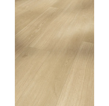 Heller Laminatboden mit Holzoptik