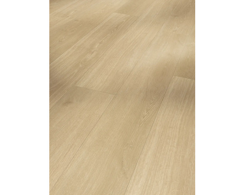 Heller Laminatboden mit Holzoptik