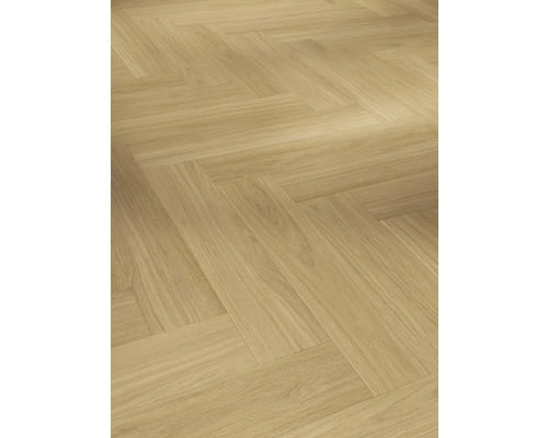 Verlegung von hellem Laminatboden im Fischgrätmuster