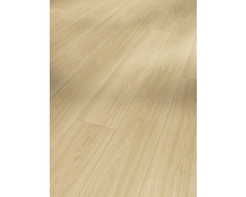 Verlegter heller Laminatboden mit Holzoptik