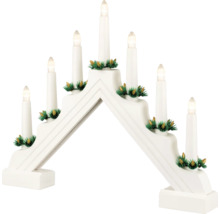 Weihnachtsleuchter mit sieben Kerzen und Tannenzapfen-Dekoration.