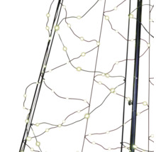 Detailaufnahme einer Lichterkette um einen Baum
