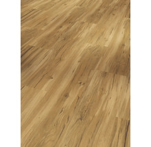 Verlegtes Laminat mit Holzoptik.