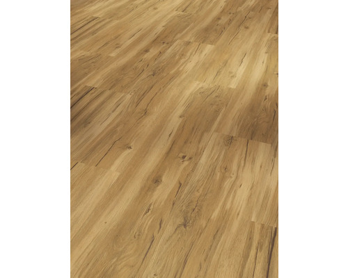 Verlegtes Laminat mit Holzoptik.