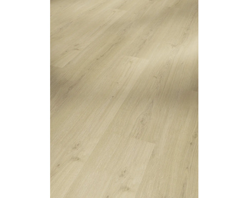 Nahaufnahme von hellem Laminatboden mit Holzstruktur.