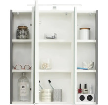 Offener Spiegelschrank mit mehreren Einlegeböden und verschiedenen Badartikeln