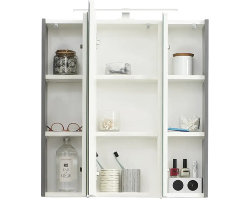 Offener Spiegelschrank mit mehreren Einlegeböden und verschiedenen Badartikeln