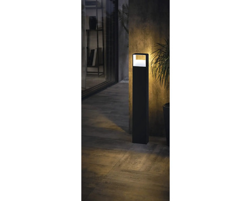 Außenbereich mit stehender, rechteckiger Leuchte