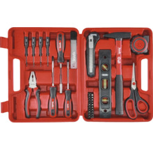 Werkzeugkoffer mit verschiedenen Werkzeugen wie Schraubendreher, Hammer, Zange, Cuttermesser und Wasserwaage