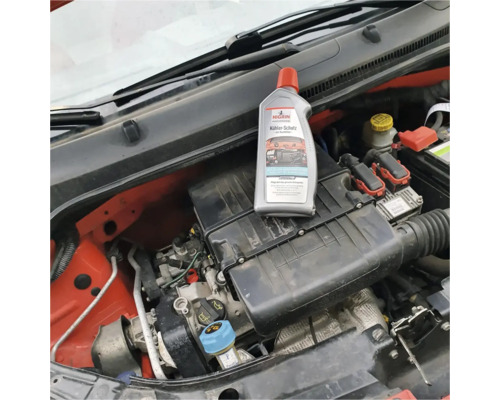 Nigrin Kühlerschutzmittel im Motorraum eines Autos