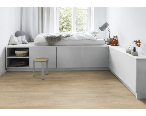 Helles Zimmer mit Holzboden, weißem Podest mit Bett, Ablageflächen und Hocker