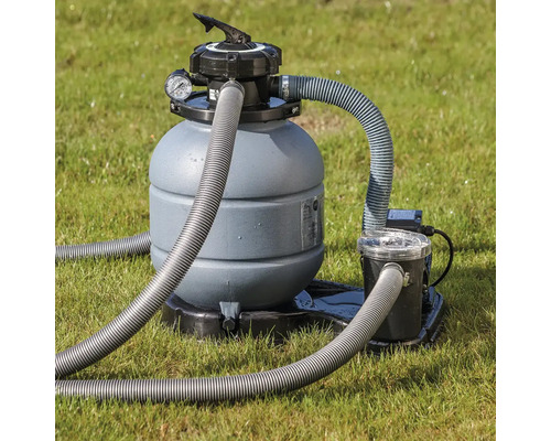Sandfilteranlage für Pools im Garten.