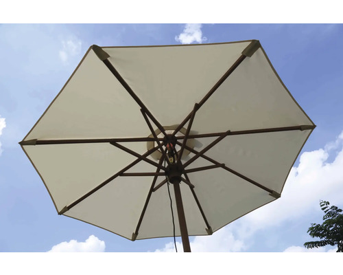 Ansicht von unten eines Sonnenschirms mit Holzrahmen und Stoffbespannung