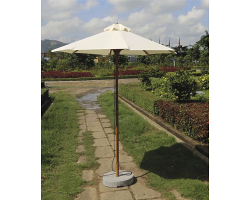 Quadratischer Gartenschirm mit Holzstiel und Steinfuß im Außenbereich.