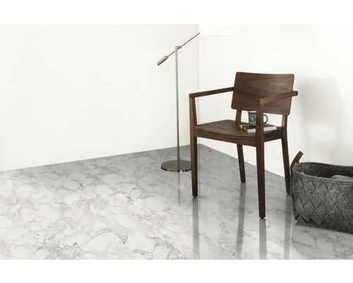 Heller Raum mit Bodenbelag in Marmoroptik, Stuhl, Stehlampe und Korb