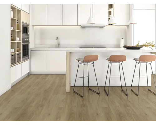 Helle Küche mit weißen Schränken, Tresen, Barhockern und Laminatboden