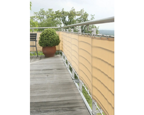 Balkon mit Sichtschutz aus Stoffbahnen an einem Metallgeländer