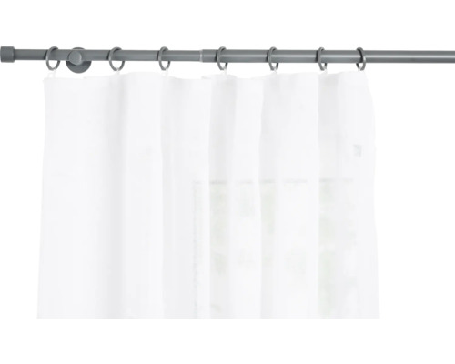 Gardinenstange mit weißem Vorhang