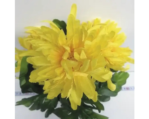Gelbe Chrysanthemen-Kunstblume mit grünen Blättern