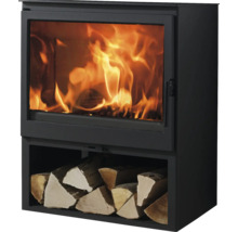 Kaminofen mit Brennholzfach und brennendem Feuer