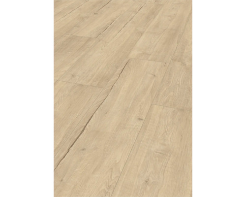 Verlegung von Laminatboden in Holzoptik.