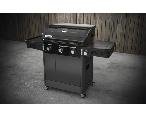 Dunkler Gasgrill mit Ablageflächen für den Außenbereich