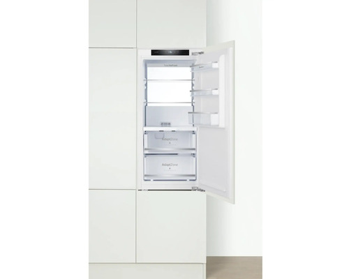 Einbaukühlschrank mit offener Tür in einer Küchenzeile