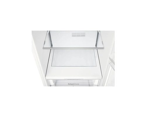 Innenansicht eines Kühlschranks mit Glasablage und AdaptZone Schublade.