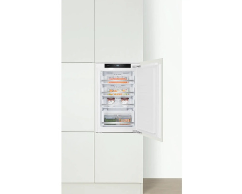 Eingebauter Gefrierschrank mit geöffneter Tür in weißer Küchenzeile