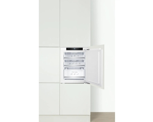 Eingebauter Gefrierschrank mit geöffneter Tür und drei Schubladen