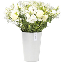 Blumenstrauß mit Schleierkraut und weißen Rosen in einer Vase