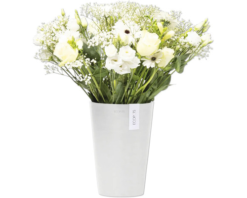 Blumenstrauß mit Schleierkraut und weißen Rosen in einer Vase
