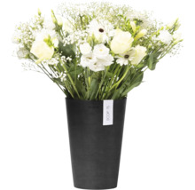 Blumenstrauß mit weißen Blüten in einem schwarzen Übertopf