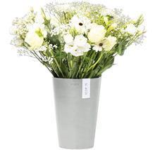 Strauß weißer Lisianthus und Schleierkraut in einem Metalleimer