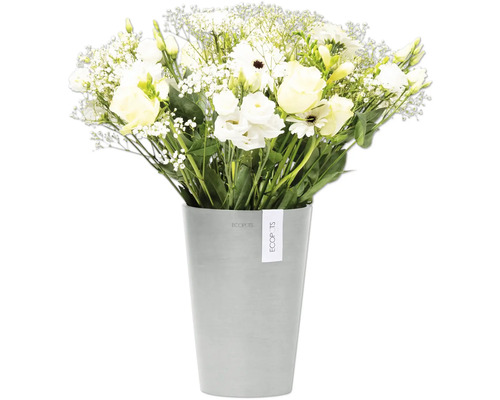 Strauß weißer Lisianthus und Schleierkraut in einem Metalleimer