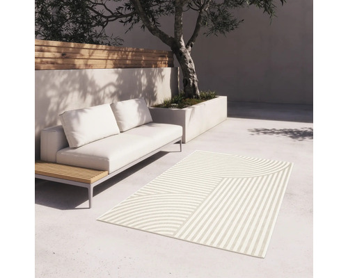 Szene im Außenbereich mit Sofa und einem Teppich mit geometrischem Muster