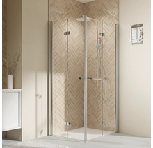 Eckdusche mit Glastüren und Duscharmatur im Badezimmer