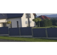 Sichtschutzzaun aus Kunststoff vor einem Wohnhaus