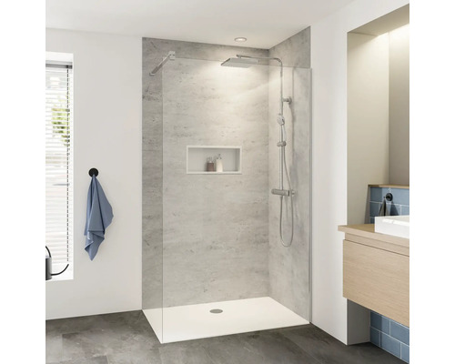 Walk In BREUER Panorama Express Q72 90 x 200 cm Profil chrom Klarglas schmutzabweisende Glasbeschichtung 3 Montagearten Begehbare Dusche mit grauer Rückwand, Duschkopf und Handbrause in einem Badezimmer.