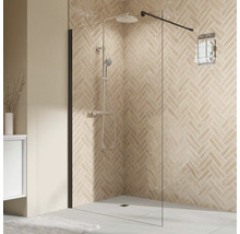 Begehbare Dusche mit Duscharmatur und Handtuchhalter vor einer Wand mit Fischgrätenmuster.