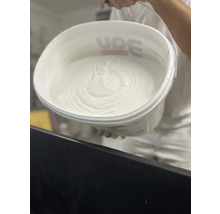 Eimer mit Spachtelmasse