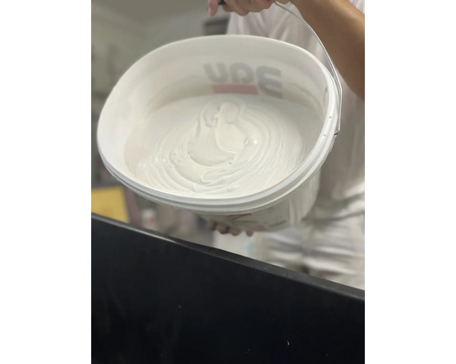 Eimer mit Spachtelmasse