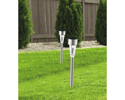 Zwei Solarleuchten aus Edelstahl im Garten.