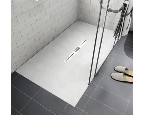 Ebenerdige Dusche mit Ablaufrinne und Fliesen