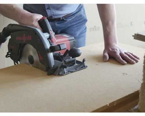 Handwerker schneidet eine Holzfaserplatte mit einer Mafell Handkreissäge.