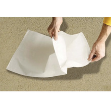 Person hält ein großes Abdeckvlies