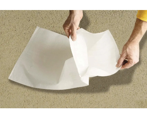 Person hält ein großes Abdeckvlies