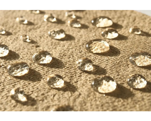 Wassertropfen auf wasserabweisendem Material