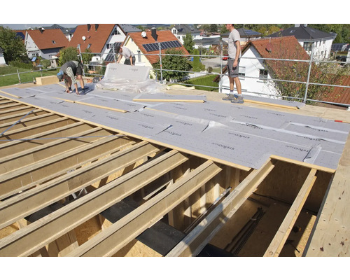 Dachisolierung mit Holzfaserplatten während der Installation auf einem Dach