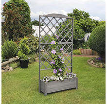 Kletterhilfe mit Blumenkasten auf einer Rasenfläche im Garten